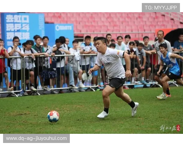 《探索PG足球文化与和尚服饰的跨界融合与创新设计》